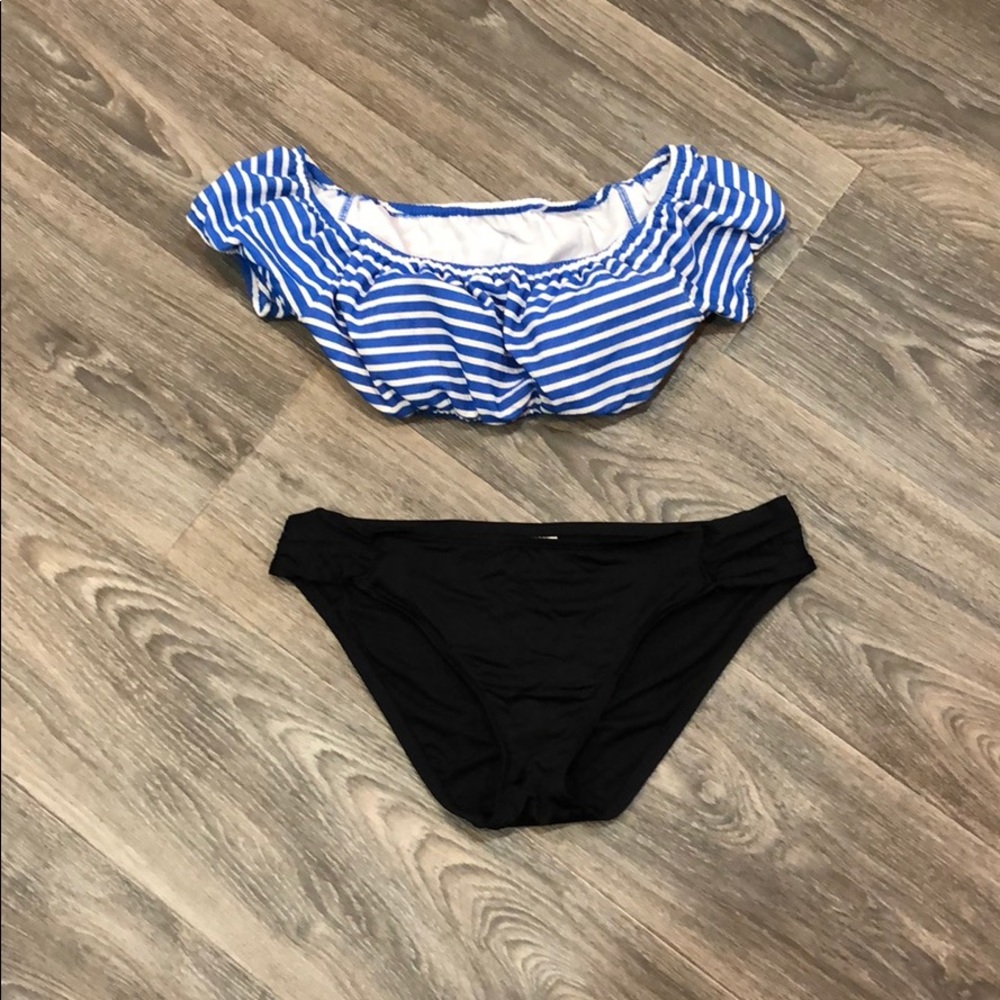 Off the shoulder bikini w/ black bottoms